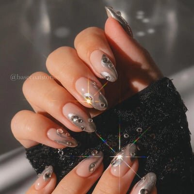 chrome nails coachella look